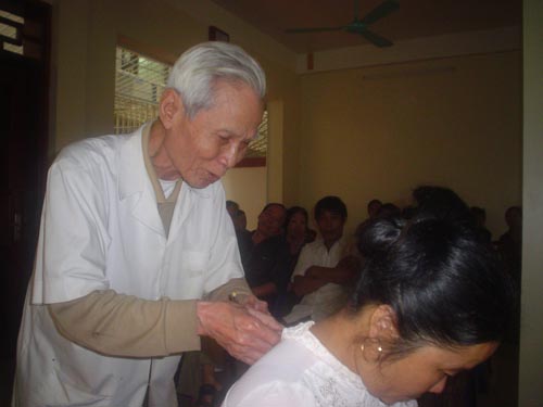 Phòng khám “tùy tâm” của bác sĩ già ảnh 1